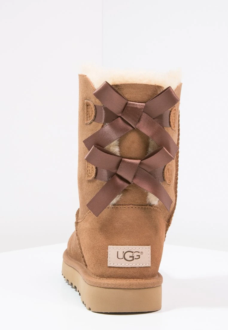 Ugg Bailey BowStivalettiChestnut Donna Stivaletti UG111X00C-O11 4 Ugg Bailey BowStivalettiChestnut Donna Stivaletti UG111X00C-O11 - immagine 4