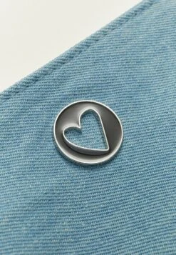 Stradivarius DoublePortafoglioLight Blue Donna Portafogli E Portachiavi STH51F08E-K11 -Moda Femminile 23dfc985503a44a2aa695776f408e791