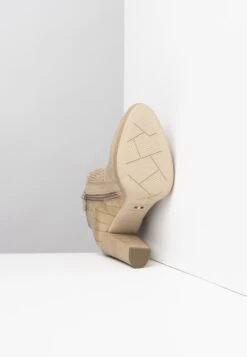 NeroGiardini Stivaletti Texani / BikerChampagne Donna Stivaletti NET11N093-B11 -Moda Femminile 34e65c0ea7db4e48bbb1256a142ad446