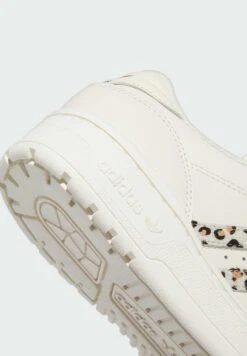 Adidas Originals RivalrySneakers BasseCream White Off White Core Black Donna Sneakers AD111A2IG-A11 -Moda Femminile 54367652ab7a4b488717269090ba96df