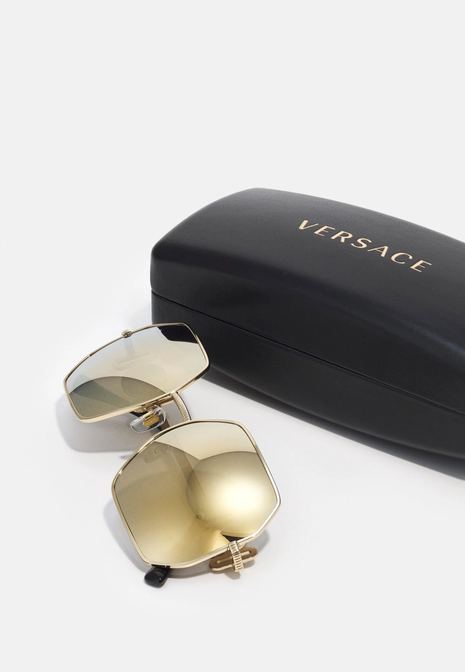Versace Medusa BiggieOcchiali Da SoleGold-Coloured/Gold-Coloured Donna Occhiali Da Sole 1VE51K02W-F13 4 Versace Medusa BiggieOcchiali Da SoleGold-Coloured/Gold-Coloured Donna Occhiali Da Sole 1VE51K02W-F13 - immagine 4