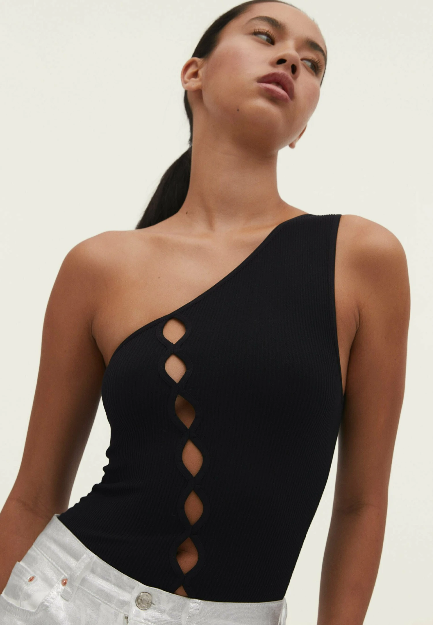 Stradivarius Asymmetric With Cut-Out DetailTopBlack Donna T-shirt E Top STH21E0Z0-Q11 4 Stradivarius Asymmetric With Cut-Out DetailTopBlack Donna T-shirt E Top STH21E0Z0-Q11 - immagine 4
