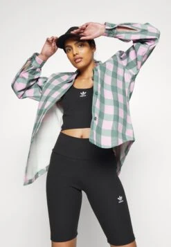 Adidas Originals ShortsBlack Donna Pantaloni AD121S05W-Q11 -Moda Femminile 6f9aca9b47ee4da89d245be47f3fcbf7