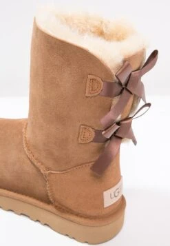 Ugg Bailey BowStivalettiChestnut Donna Stivaletti UG111X00C-O11 11 Ugg Bailey BowStivalettiChestnut Donna Stivaletti UG111X00C-O11 -Moda Femminile 73254e64785b4e00837b22423fa171db