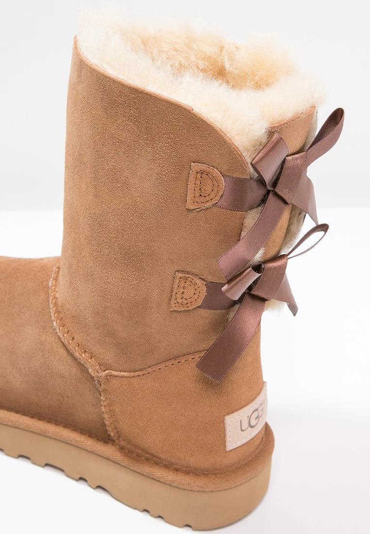 Ugg Bailey BowStivalettiChestnut Donna Stivaletti UG111X00C-O11 6 Ugg Bailey BowStivalettiChestnut Donna Stivaletti UG111X00C-O11 - immagine 6