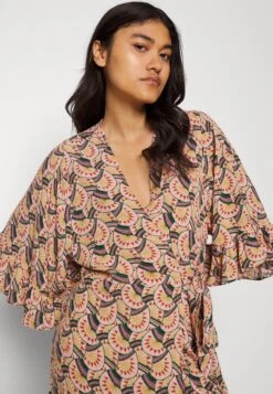 COLOURFUL REBEL Alice Graphic Fan Maxi Wrap DressVestito LungoVintage Pink Donna Vestiti C5J21C02M-O11 -Moda Femminile 796a6da9778f4332a6aced1e095b90cd