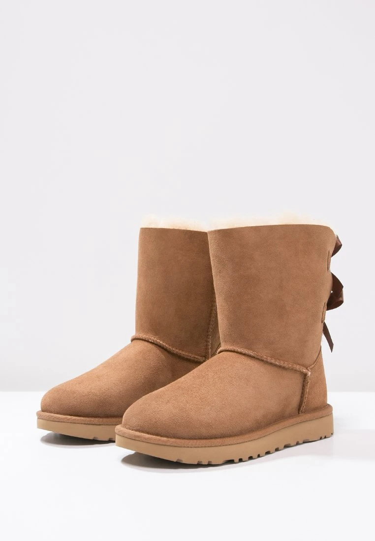 Ugg Bailey BowStivalettiChestnut Donna Stivaletti UG111X00C-O11 3 Ugg Bailey BowStivalettiChestnut Donna Stivaletti UG111X00C-O11 - immagine 3