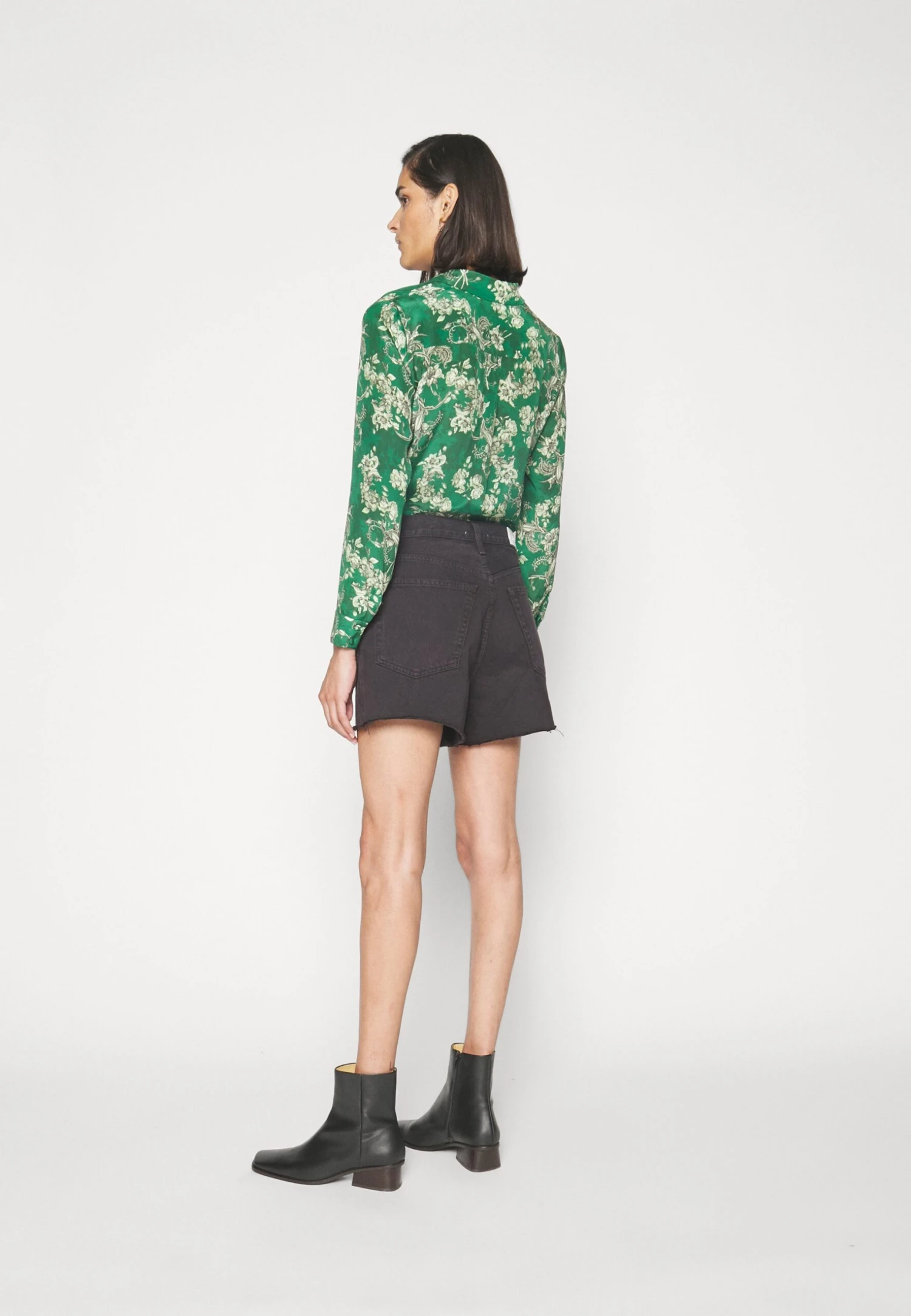 RE/DONE 90S Low Slung - Shorts Di Jeans - Washed Black 4 RE/DONE 90S Low Slung - Shorts Di Jeans - Washed Black - immagine 4