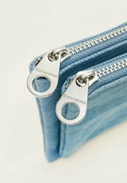 Stradivarius DoublePortafoglioLight Blue Donna Portafogli E Portachiavi STH51F08E-K11 -Moda Femminile 8667a852d2db47f4a62526367e687d9e