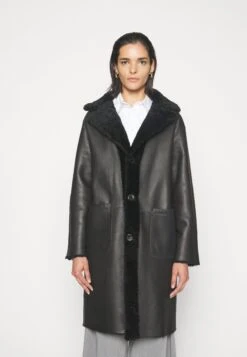 Roxy Reversable Curly CoatCappotto InvernaleBlack Donna Cappotti STX21U02Q-Q11 -Moda Femminile 8eda9f8a65b040bf9f9e11ceffda9db1