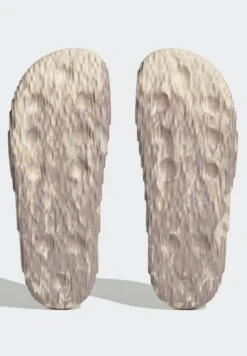 Adidas Originals Adilette 22 UnisexCiabatte Da MareSand Strata/Taupe/Core Black Donna Per Il Mare AD115G022-B11 12 Adidas Originals Adilette 22 UnisexCiabatte Da MareSand Strata/Taupe/Core Black Donna Per Il Mare AD115G022-B11 -Moda Femminile ba49ec61a19a44108d223574552fda3a