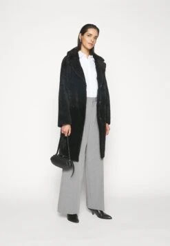 Roxy Reversable Curly CoatCappotto InvernaleBlack Donna Cappotti STX21U02Q-Q11 -Moda Femminile bd37f3ae794048d6b06187bf884ef1a5