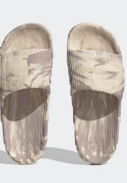 Adidas Originals Adilette 22 UnisexCiabatte Da MareSand Strata/Taupe/Core Black Donna Per Il Mare AD115G022-B11 11 Adidas Originals Adilette 22 UnisexCiabatte Da MareSand Strata/Taupe/Core Black Donna Per Il Mare AD115G022-B11 -Moda Femminile bf8f87d36ea240e7bd70e4b16e0026b8