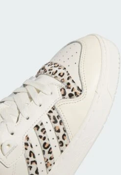 Adidas Originals RivalrySneakers BasseCream White Off White Core Black Donna Sneakers AD111A2IG-A11 -Moda Femminile dbd66779fbdc4858892ed06eb5ceab5e