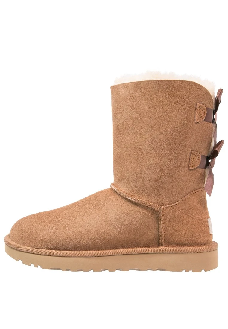 Ugg Bailey BowStivalettiChestnut Donna Stivaletti UG111X00C-O11 1 Ugg Bailey BowStivalettiChestnut Donna Stivaletti UG111X00C-O11