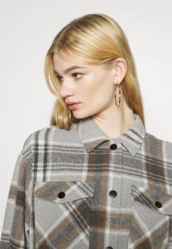 ONLY Onlellene Valda Check ShacketCappotto CortoChipmunk Donna Cappotti ON321G13K-O11 9 ONLY Onlellene Valda Check ShacketCappotto CortoChipmunk Donna Cappotti ON321G13K-O11 -Moda Femminile e9c5d068245e422b81494cd56f44a7a5