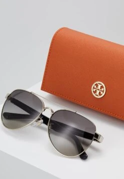 Tory Burch Occhiali Da SoleShiny Light Gold-Coloured Donna Occhiali Da Sole T0751K00M-F11 8 Tory Burch Occhiali Da SoleShiny Light Gold-Coloured Donna Occhiali Da Sole T0751K00M-F11 -Moda Femminile fa7cfb4855fd41a2ae1c9c465ec73171