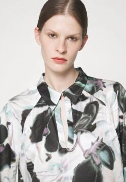 MUNTHE EbonaCamicettaIvory Donna Camicie E Bluse MUO21E02G-B11 13 MUNTHE EbonaCamicettaIvory Donna Camicie E Bluse MUO21E02G-B11 -Moda Femminile fe45e59c14234a7fa07c43962d0c489e